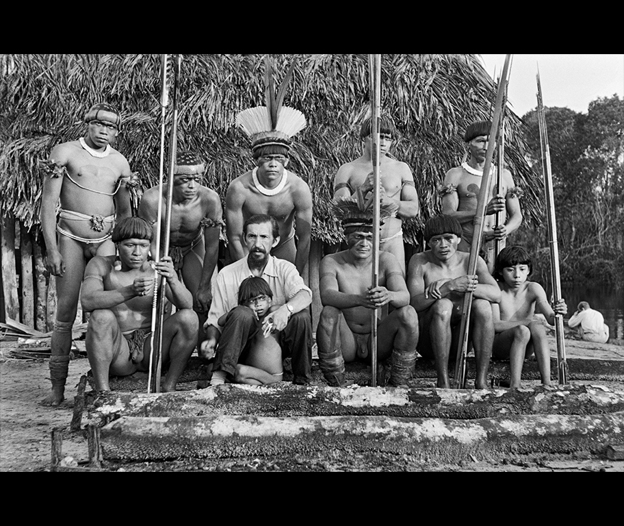Em pé, ao centro, com cocar, Mapukayaka Yawalapiti. Sentados, da esquerda para a direita, Sariruá Yawalapiti e Orlando Villas-Bôas. c 1955 Acervo Instituto Em pé, ao centro, com cocar, Mapukayaka Yawalapiti. Sentados, da esquerda para a direita, Sariruá Yawalapiti e Orlando Villas-Bôas. c 1955 Acervo Instituto