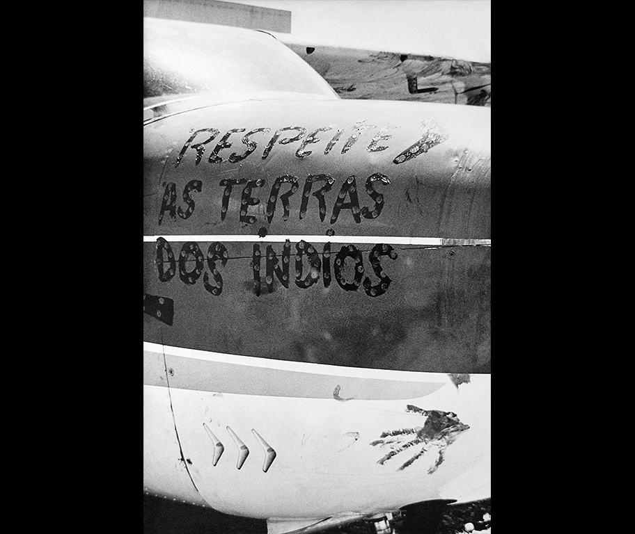 Avião retido pelo povo Kawaiweté no posto indígena Diauarum, 1983 Avião retido pelo povo Kawaiweté no posto indígena Diauarum, 1983