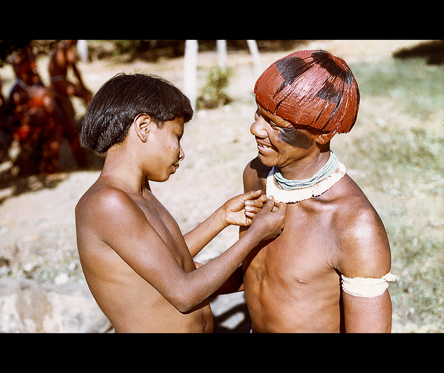 Criança Ikpeng é recebida no Alto Xingu, 1966. Criança Ikpeng é recebida no Alto Xingu, 1966.