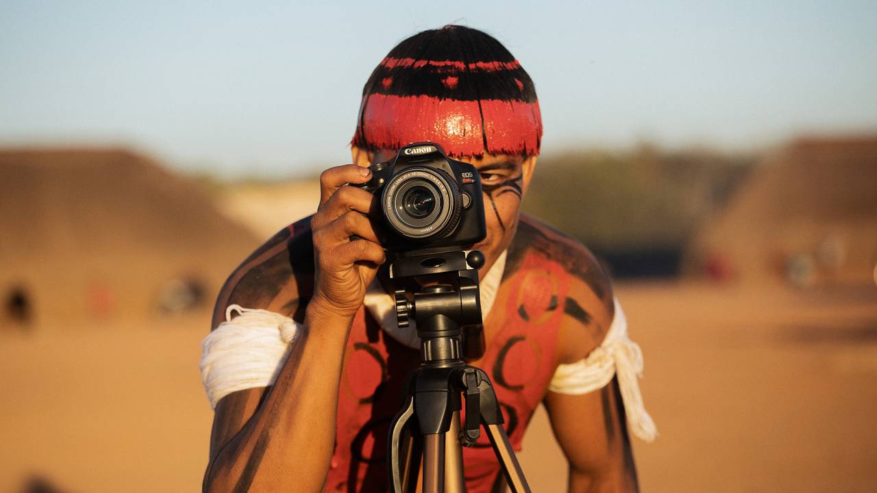 Kainahu Kuikuro, integrante do Coletivo Kuikuro de Cinema, no ritual do Kuarup na aldeia Afukuri, julho de 2021