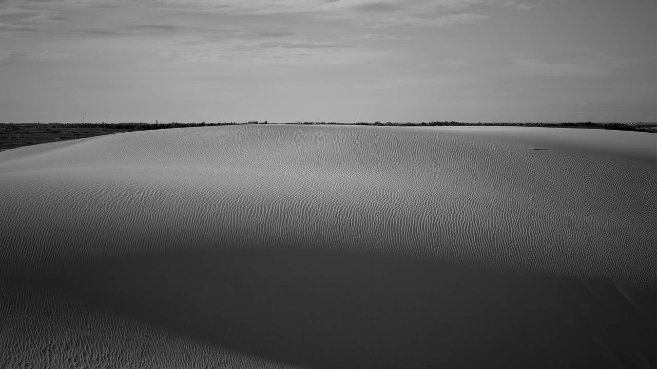 Foto preto e branco. Na imagem uma paisagem, a imagem tem muitas texturas e contrastes.