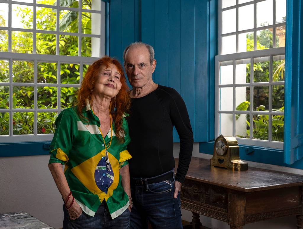 helena-ignez-e-ney-matogrosso_52645260556_o o cantor Ney Matogrosso e Helena Ignez, diretora do filme A Alegria é a Prova dos Nove, que estreia na 26a mostra de cinema de Tiradentes