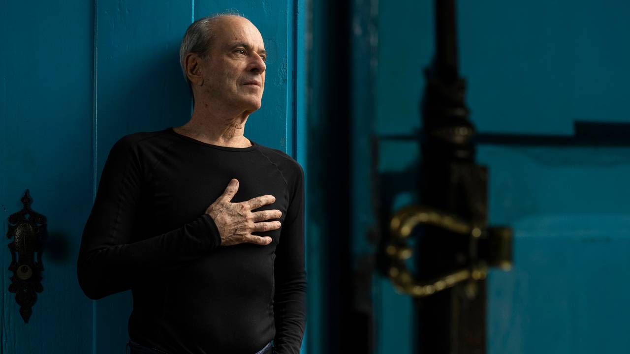 o cantor Ney Matogrosso atua em "A Alegria é a Prova dos Nove", de Helena Ignez