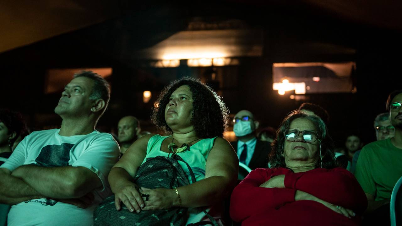 Pessoas assistindo filme.