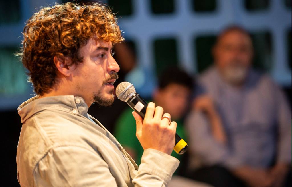 jesuita Jesuíta Barbosa fala em um microfone.