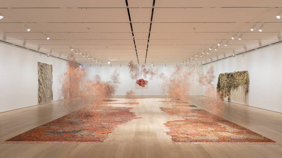 Igshaan Adams, África do Sul, Desire Lines, Installation view. The Art Institute of Chicago, Chicago, IL, 2022