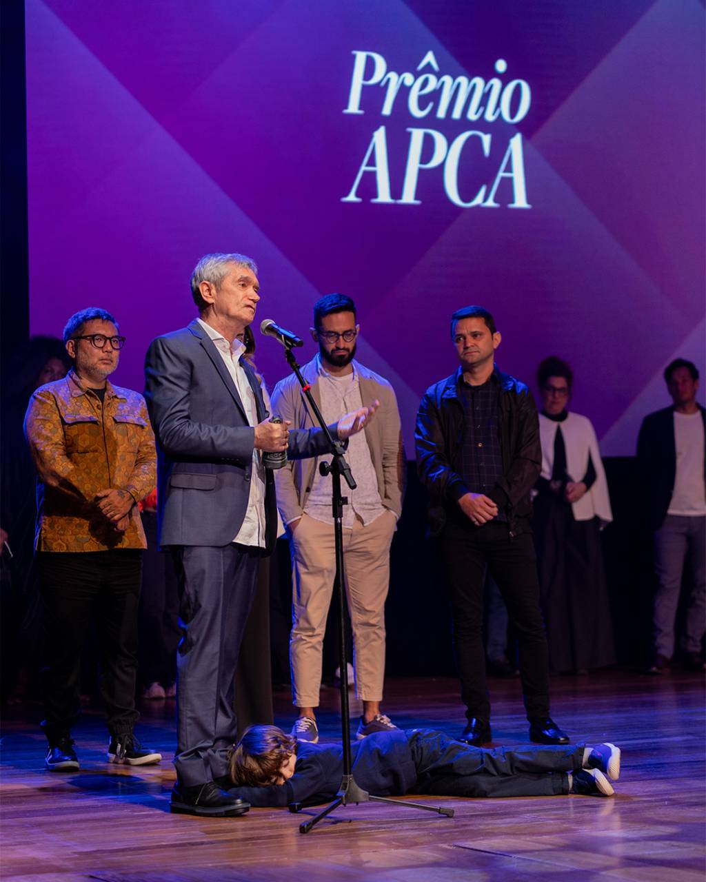 Serginho Groisman sendo premiado na cerimônia do prêmio APCA.