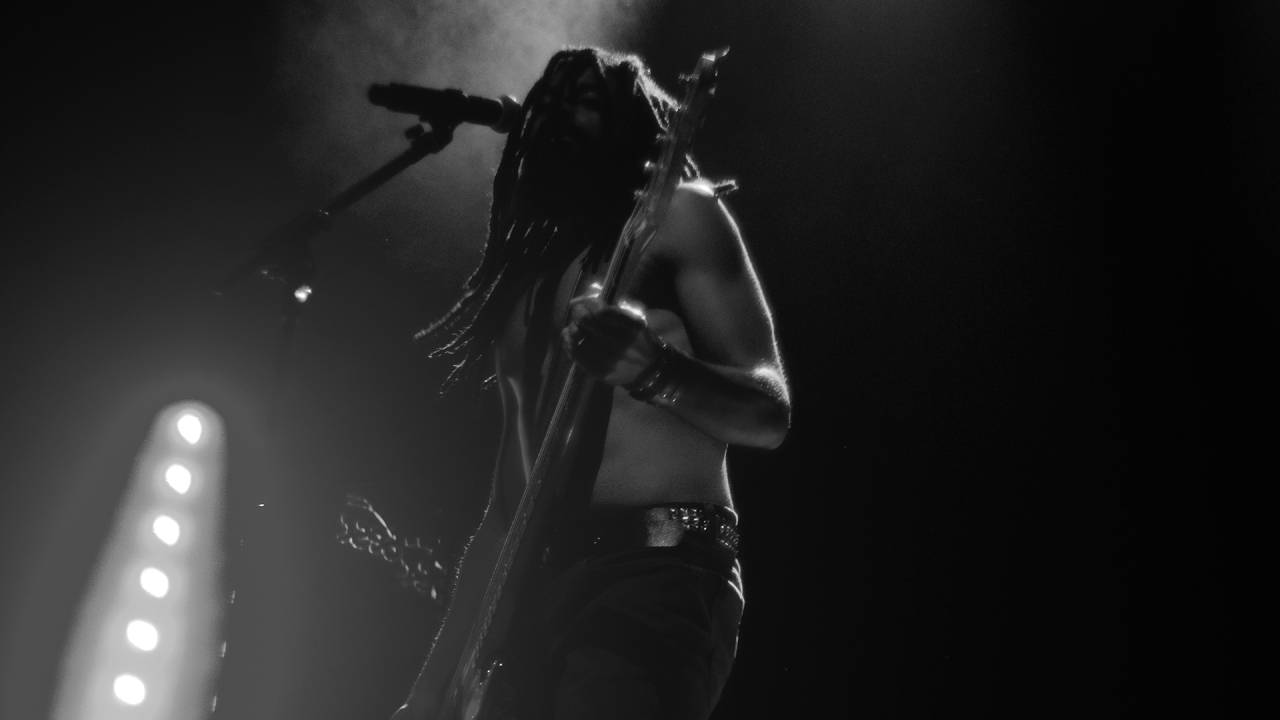 chaena-da-gama-baixista-da-banda-black-pantera
