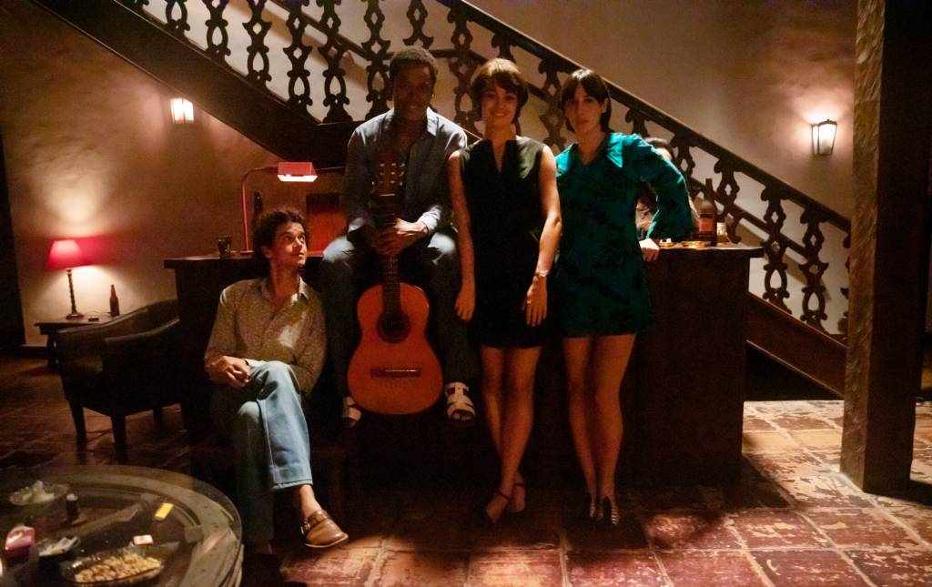 Cópia-de-Cópia-de-Rodrigo-Lelis,-Dan-Ferreira,-Sophie-Charlote-e-Camila-Márdila—Foto-StellaCarvalho_ cena-filme-meu-nome-é-gal-sophie-charlotte