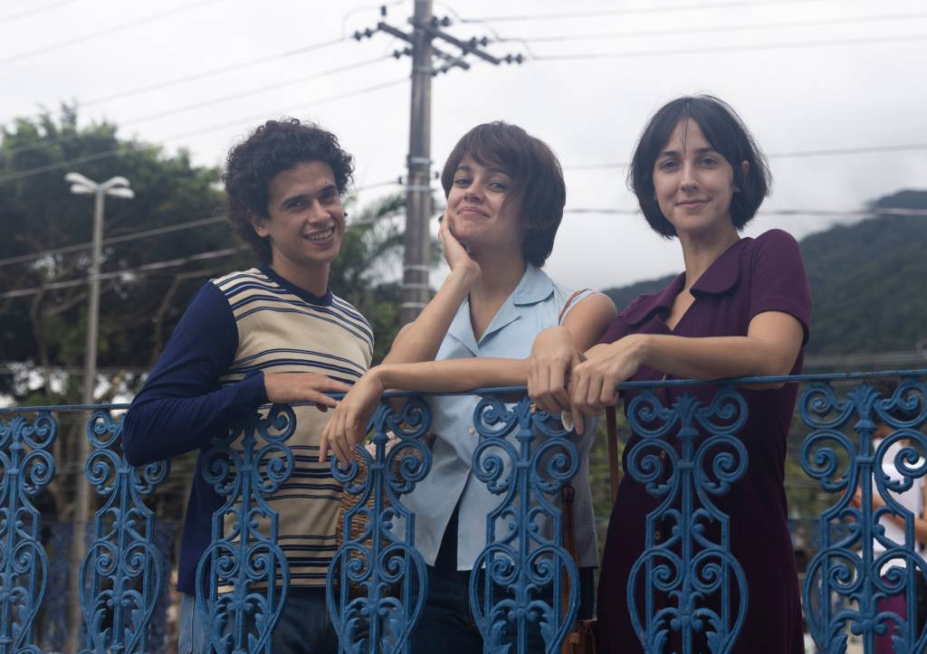 Cópia-de-Cópia-de-Rodrigo-Lelis,-Sophie-Charlote-e-Camila-Márdila—Foto-StellaCarvalho_ cena-filme-meu-nome-é-gal-sophie-charlotte