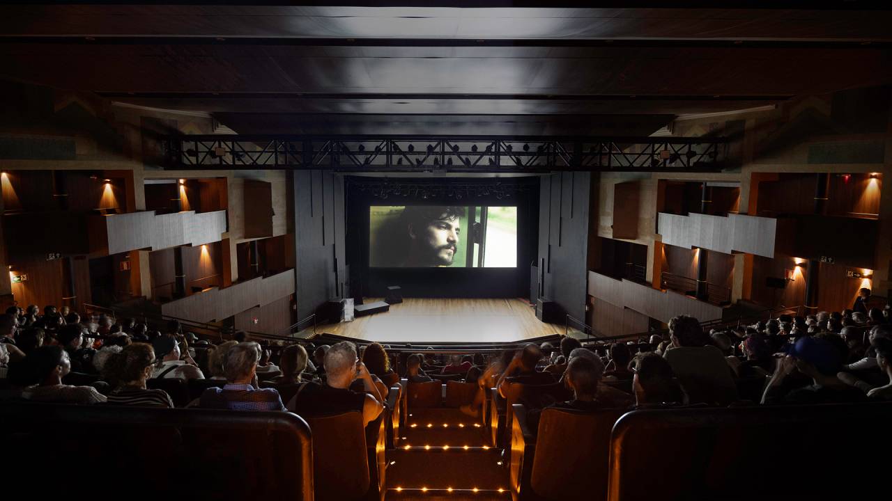 filme-zé-dirigido-por-rafael-conde-na-abertura-do-cinema-bh-na-tela-o-ator-caio-horowicz