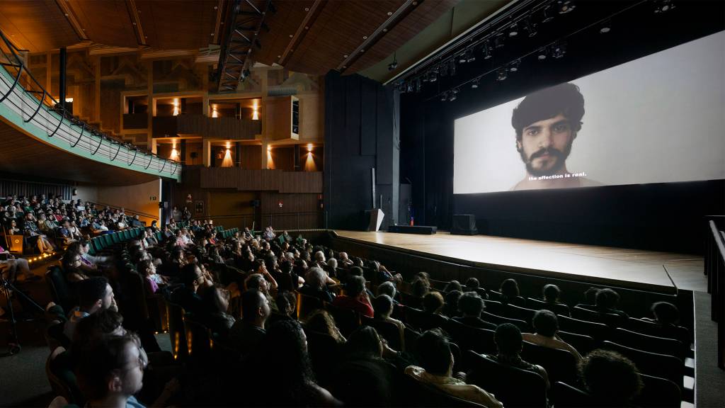 zé-2 filme-zé-dirigido-por-rafael-conde-na-abertura-do-cinema-bh-na-tela-o-ator-caio-horowicz
