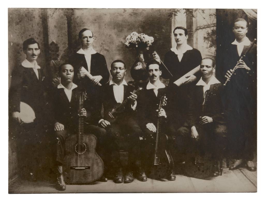 Os Oito Batutas: da esquerda para a direita: Jacó Palmieri, Donga, José Alves, Nelson Alves, Raul Palmieri, Luís de Oliveira, China e Pixinguinha, 1919