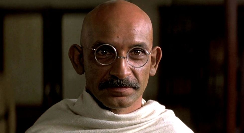 Cena do filme Gandhi, de 1982