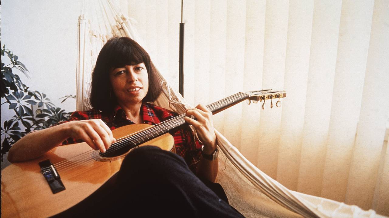 Nara Leão tocando violão, 1988.