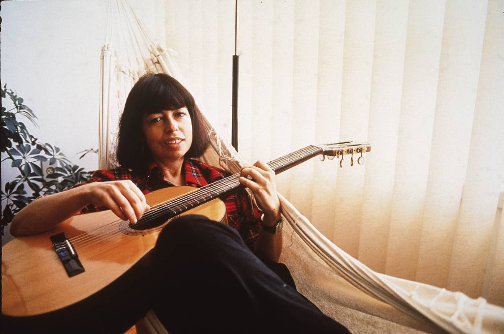 Nara Leão tocando violão, 1988.