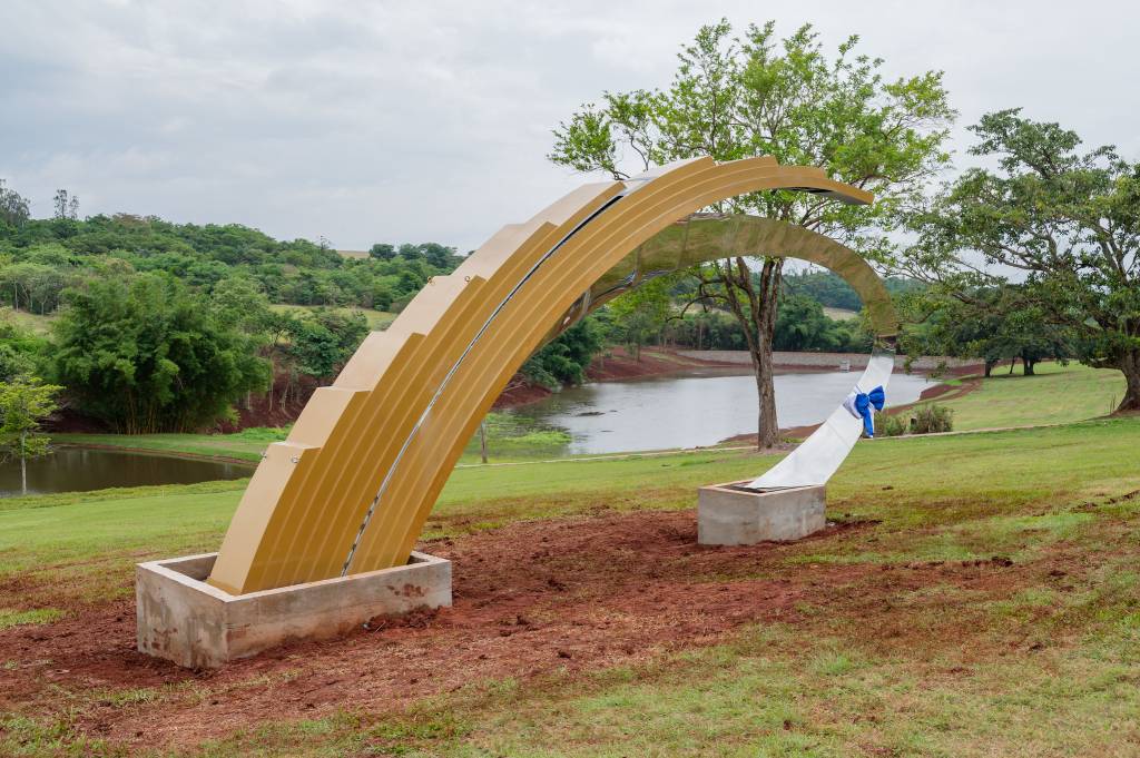 escultura-arco-iris-Parque-Geminiani-Momesso-bravo